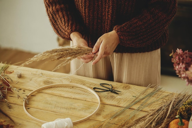 haftująca osoba przy stole