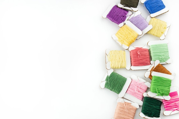 kolorowe nici i wzory haftu